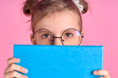 Onun güzel, seksi, çekici, neşeli pozitifinin portresi.