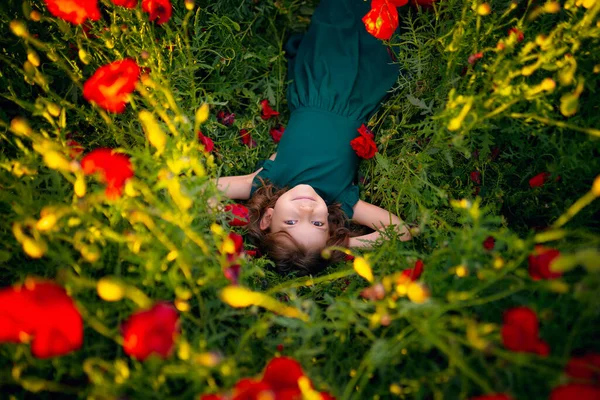 Menina em vestido e chapéu de palha ao ar livre no campo Poppy — Fotografia de Stock