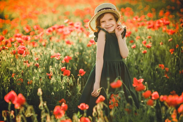 Meisje in jurk en strohoed buiten op Poppy Field — Stockfoto