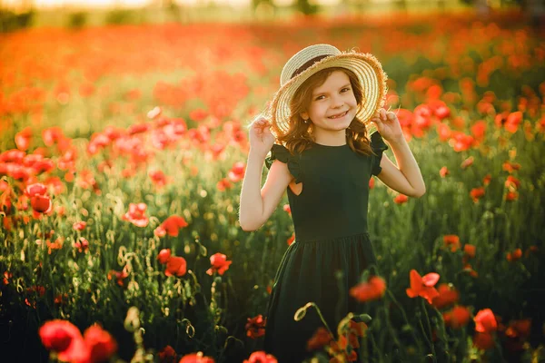 Meisje in jurk en strohoed buiten op Poppy Field — Stockfoto