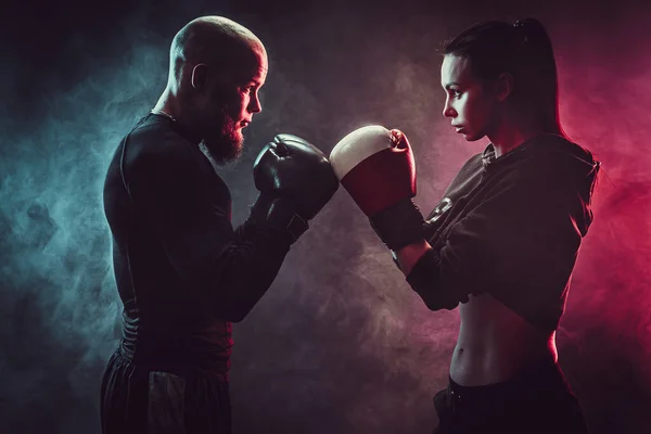Женщина тренируется с тренером на уроке бокса и самообороны, — стоковое фото
