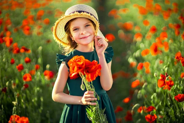 Menina em vestido e chapéu de palha ao ar livre no campo Poppy — Fotografia de Stock