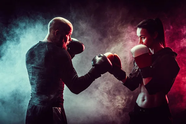 Mulher se exercitando com treinador em boxe e lição de autodefesa — Fotografia de Stock