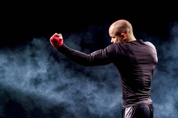 Boxeador deportivo luchando sobre fondo negro con humo. Boxeo —  Fotos de Stock