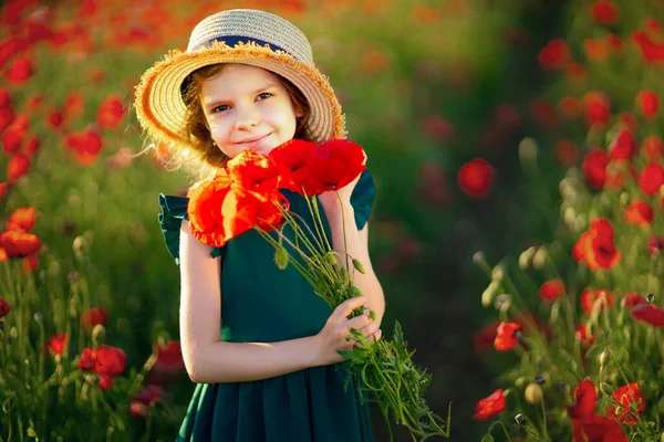 Meisje in jurk en strohoed buiten op Poppy Field — Stockfoto