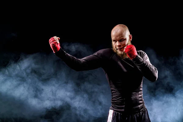 Esportista boxeador lutando em fundo preto com fumaça. Boxe — Fotografia de Stock