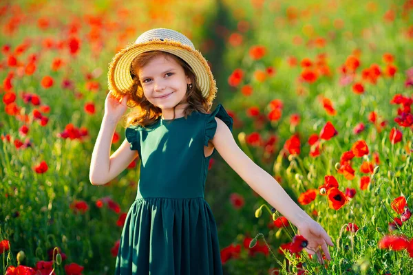Meisje in jurk en strohoed buiten op Poppy Field — Stockfoto