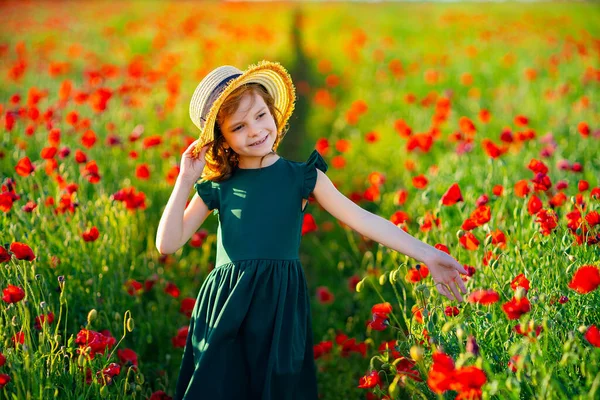 Meisje in jurk en strohoed buiten op Poppy Field — Stockfoto