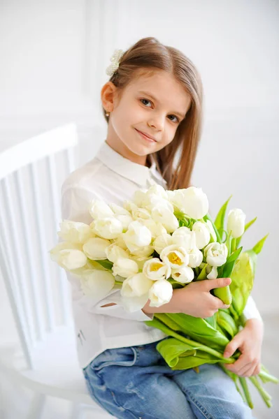 Портрет красивой девушки с белыми цветами тюльпаны сидят — стоковое фото