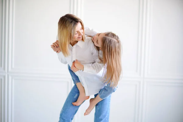 Portrait de petite fille aimant mère et la tenant — Photo