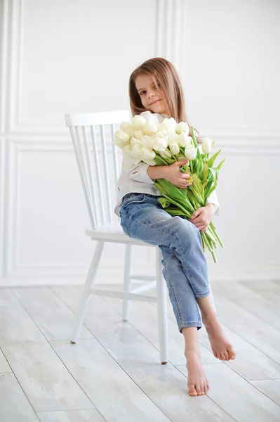 Retrato de hermosa chica bonita con flores blancas tulipanes sitt — Foto de Stock