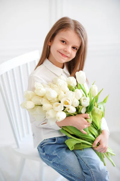 Портрет красивой девушки с белыми цветами тюльпаны сидят — стоковое фото