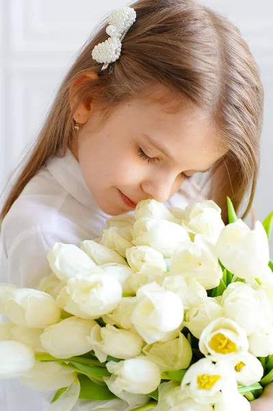 Portré gyönyörű szép lány fehér virágok tulipán sitt — Stock Fotó