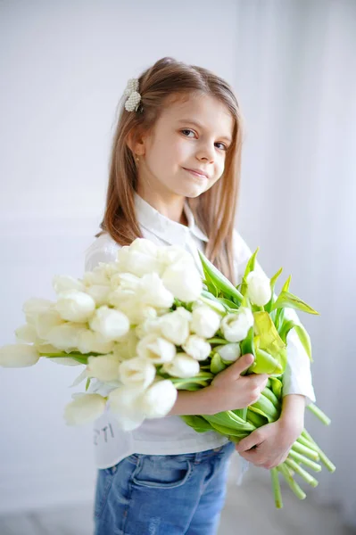 Портрет красивой девушки с белыми цветами тюльпанов. Ind — стоковое фото