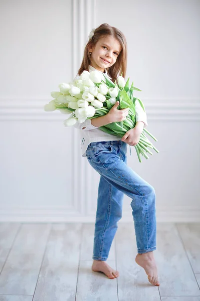 Retrato de hermosa chica bonita con tulipanes de flores blancas. Ind — Foto de Stock
