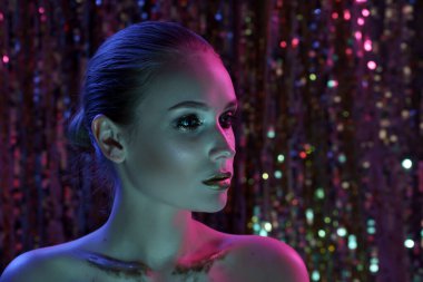 Renkli, parlak bir manken kadının güzel portresi.