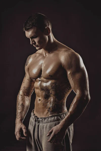Студійний портрет без сорочки спортивного татуйованого чоловіка — стокове фото