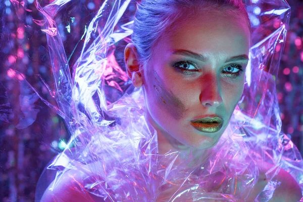 Chica modelo de alta moda en luces de neón brillantes de colores posando en — Foto de Stock