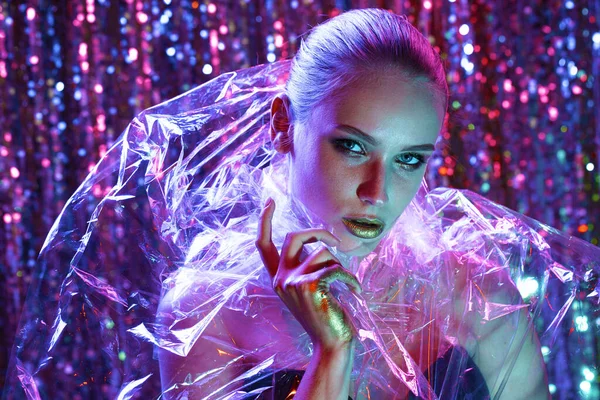 Chica modelo de alta moda en luces de neón brillantes de colores posando en — Foto de Stock