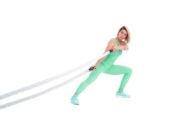 Frau macht Übungen mit Kampfseil. — Stockfoto