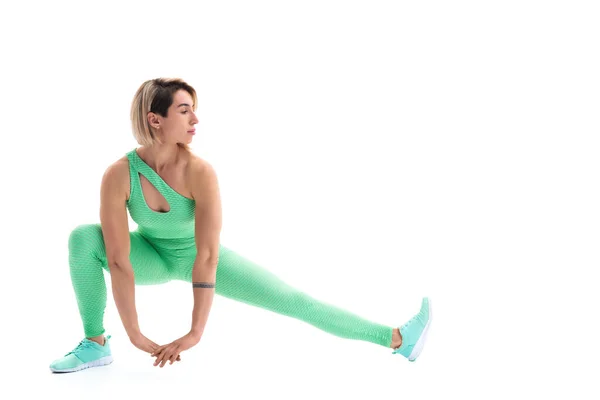 Retrato de cuerpo completo de mujer joven deportivo estiramiento antes de ejercer —  Fotos de Stock