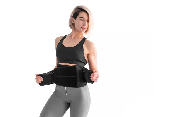 Mädchen tun Fitness Rückengürtel Abnehmen isoliert auf weißem Hintergrund — Stockfoto