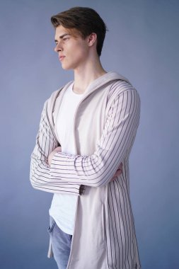 Ceketli yakışıklı yongacı.