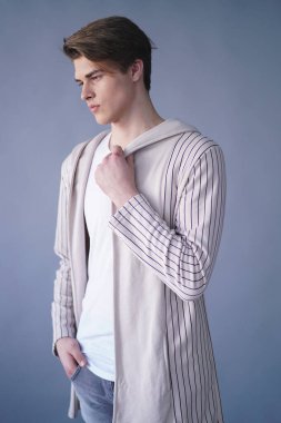 Ceketli yakışıklı yongacı.