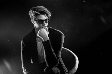 Siyah ceketli ve güneş gözlüklü havalı bir adam. Yüksek Moda Ma