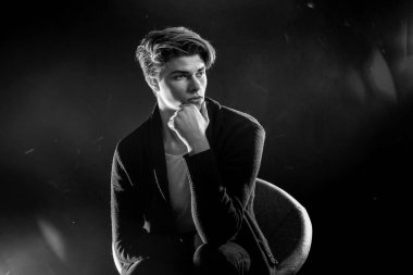 Siyah ceketli ve güneş gözlüklü havalı bir adam. Yüksek Moda Ma