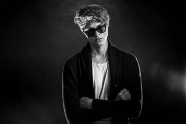 Siyah ceketli ve güneş gözlüklü havalı bir adam. Yüksek Moda Ma