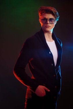 Siyah ceketli ve güneş gözlüklü havalı bir adam. Yüksek Moda Ma