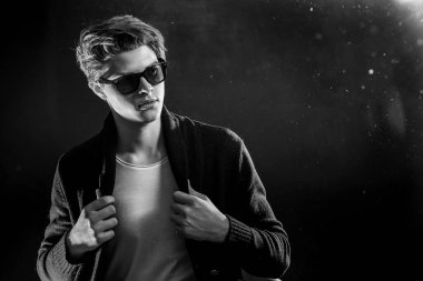 Siyah ceketli ve güneş gözlüklü havalı bir adam. Yüksek Moda Ma