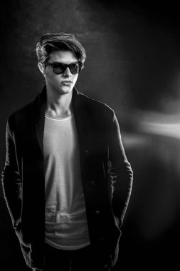 Siyah ceketli ve güneş gözlüklü havalı bir adam. Yüksek Moda Ma