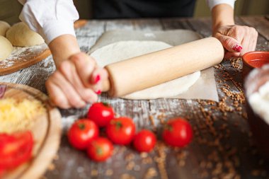 Kadınların elleri hamuru yuvarlar