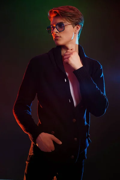 Прохолодний стильний чоловік у чорній куртці та сонцезахисних окулярах. Висока мода ma — стокове фото