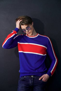 Güneş gözlüklü şık bir genç adam.