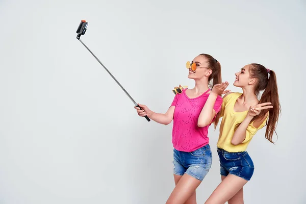 Portret van gelukkige tieners nemen selfie samen geïsoleerd op witPortret van gelukkige tieners in de zomer kleren, zonnebril nemen selfie samen geïsoleerd op wit. — Stockfoto