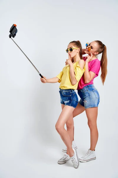 Retrato de adolescentes felices tomando selfie juntos aislados en blancoRetrato de adolescentes felices en ropa de verano, gafas de sol tomando selfie juntos aislados en blanco. —  Fotos de Stock