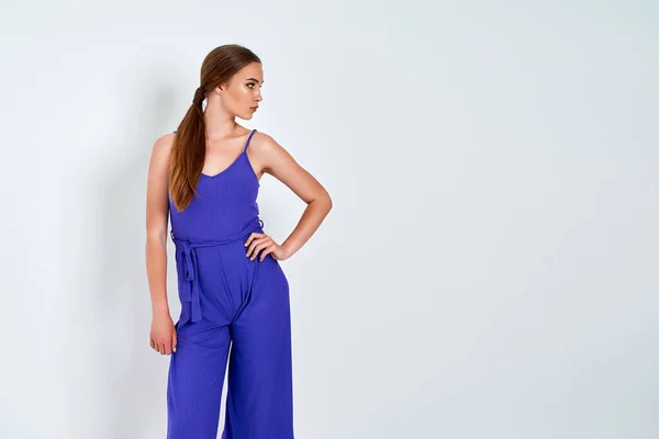 Fiatal gyönyörű nő pózol az új alkalmi kék divat jelmez ruha nadrág teljes test fehér háttér — Stock Fotó