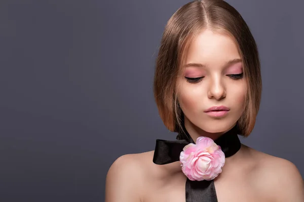 Bella donna con trucco naturale e decorazione di fiori sul collo — Foto Stock