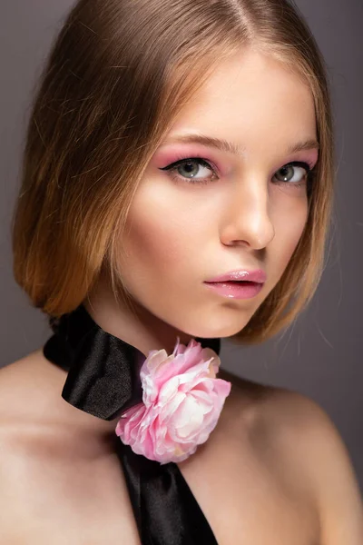 Hermosa mujer con maquillaje natural y decoración de flores en su cuello —  Fotos de Stock