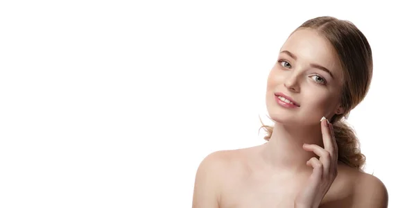 Retrato de una joven hermosa mujer sonriendo mientras toma un poco de crema facial aislada sobre fondo blanco con espacio para copiar —  Fotos de Stock