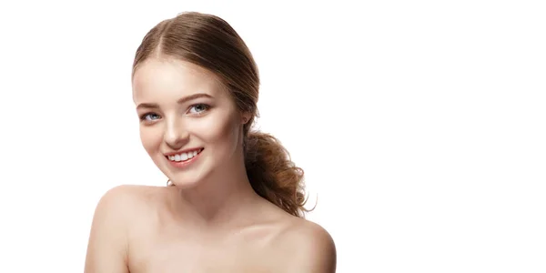 Bella giovane donna con pelle fresca e pulita su sfondo bianco, Cura del viso, Trattamento viso, Cosmetologia, bellezza e spa, ritratto delle donne — Foto Stock