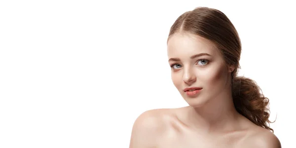 Bella giovane donna con pelle fresca e pulita su sfondo bianco, Cura del viso, Trattamento viso, Cosmetologia, bellezza e spa, ritratto delle donne — Foto Stock