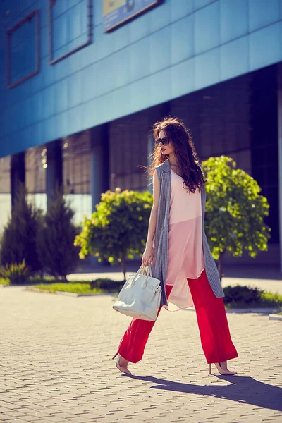 Outdoor mode lifestyle portret van mooie jonge zakenvrouw wandelen in moderne gebouwen gebied — Stockfoto