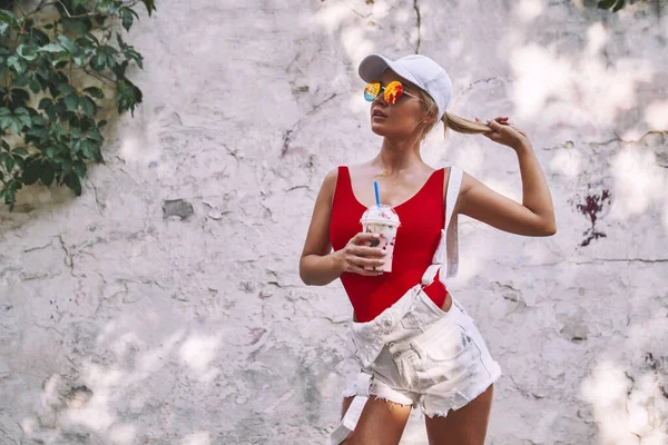 Feliz joven sonriente con bebida en vaso con paja en el parque de verano —  Fotos de Stock