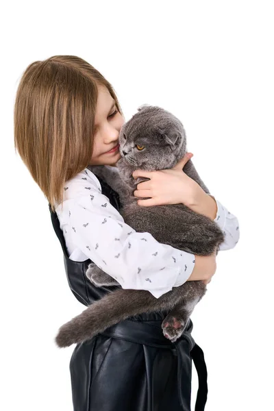 백인 소녀가 고양이를 품에 안고 있다 — 스톡 사진