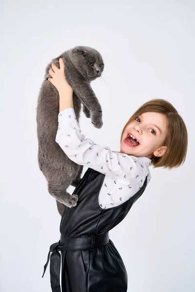 백인 소녀가 고양이를 품에 안고 있다 — 스톡 사진