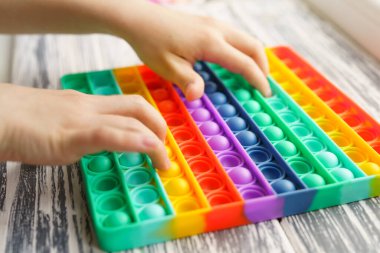 Popüler silikon renkli anti-stres oyuncağı. Kapatın. Biri duyusal popit 'i itsin. Tik tak 'tan moda reklam teması